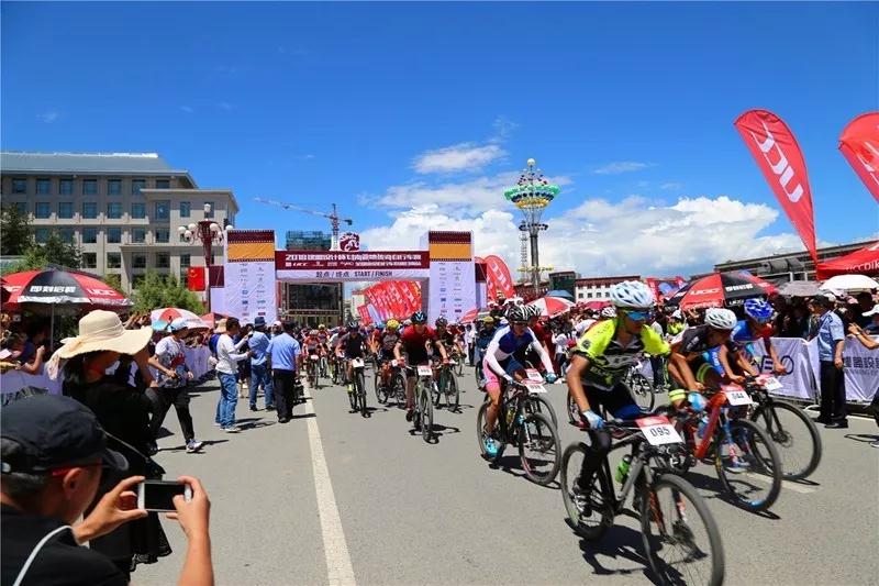 2018“多米体育设计杯”甘南藏地传奇自行车赛鸣枪开赛！